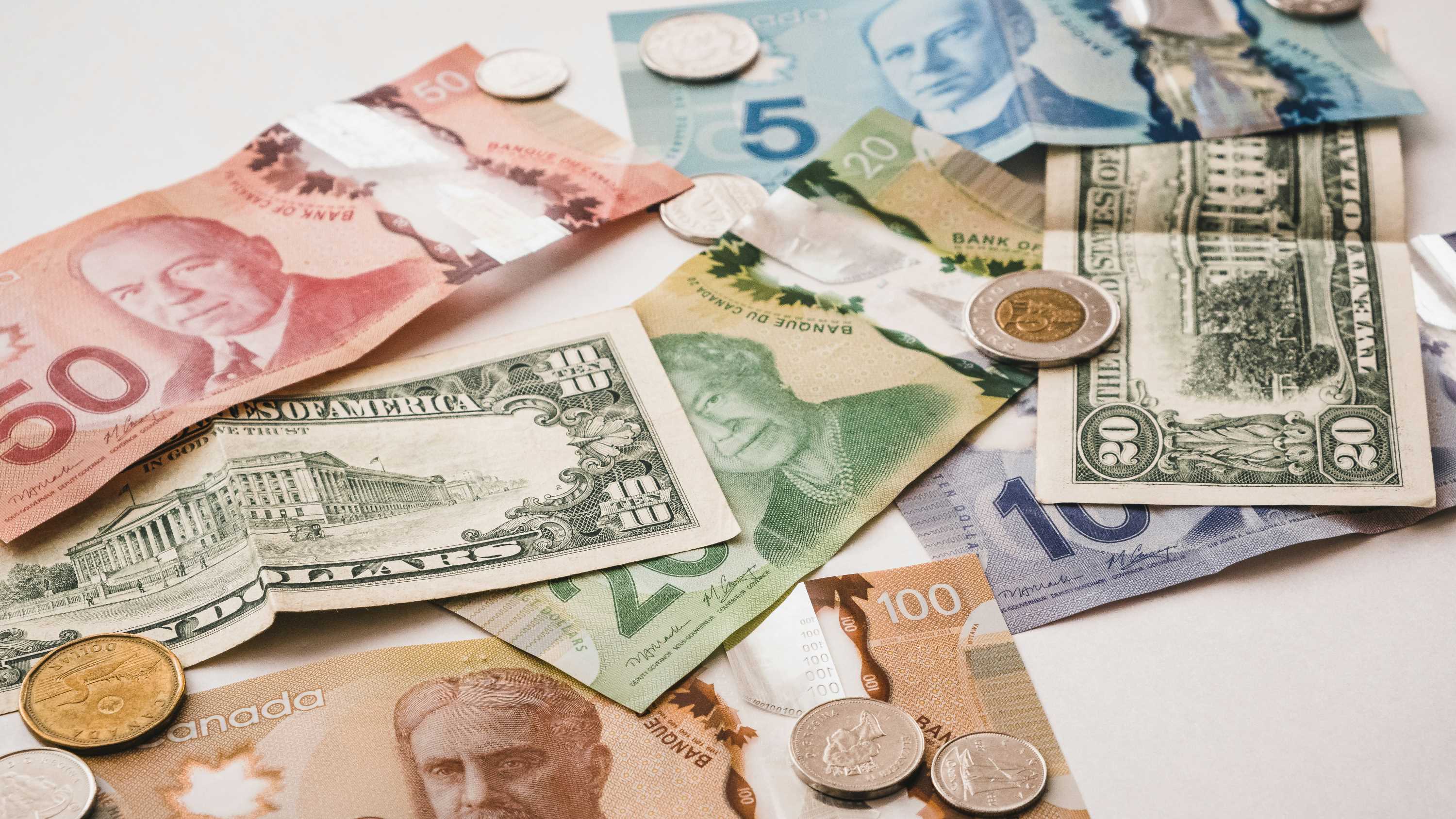 Imagen de billetes en un artÃculo sobre el impacto de la victoria de Donald Trump en las empresas españolas del Ibex35
